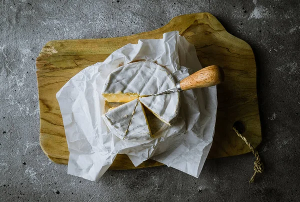 Brie atau keju camambert di papan kayu dengan pisau keju — Stok Foto