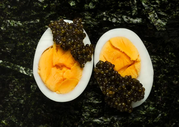 Appetizer kaviar sturgeon, setengah telur rebus, parut nori, tampilan atas — Stok Foto