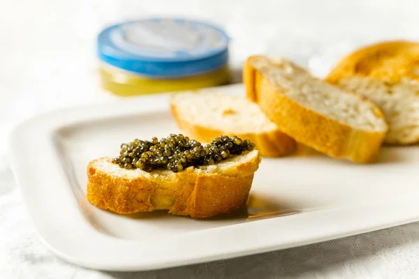 Caviar preto em torrada — Fotografia de Stock