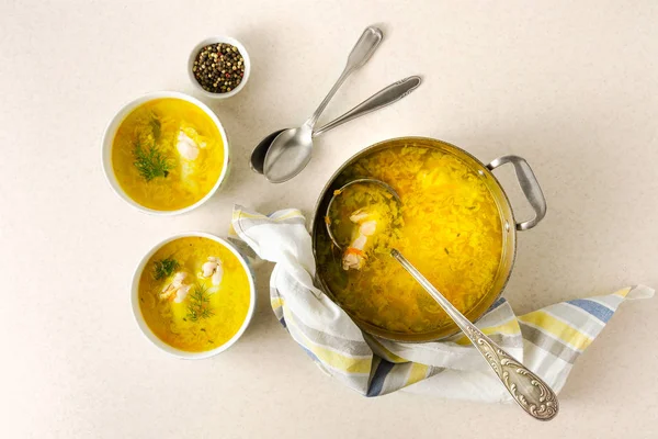 Домашня паста курячий суп в мисках і на сковороді — стокове фото