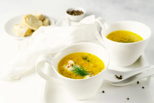 Домашня паста курячий суп, який подають у супові чашки на білому тлі — стокове фото
