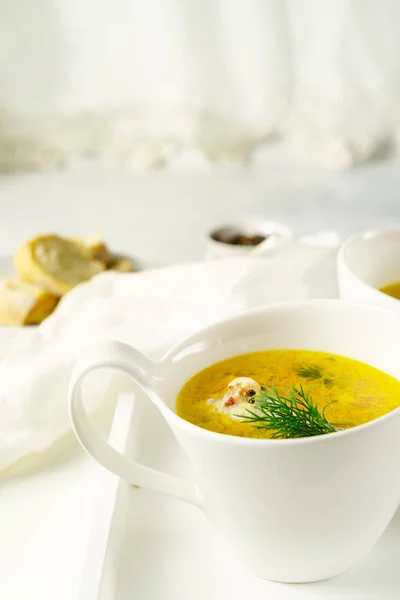 Sup ayam pasta buatan sendiri disajikan dalam cangkir sup dengan latar belakang putih — Stok Foto