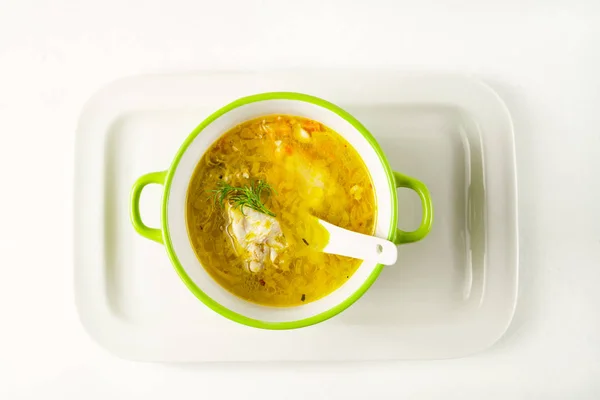 Sup ayam buatan sendiri disajikan dalam mangkuk di atas nampan putih dengan latar belakang putih — Stok Foto