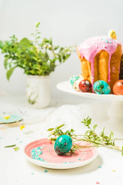 Traditionelle glasierte Ostertorte, gefärbte Eier, Zweige mit grünen Blättern auf weißem Hintergrund — Stockfoto