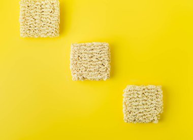 Canlı sarı arka planda hazır erişte kalıpları. Düz Düzen