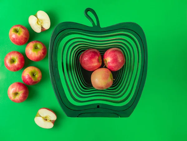 粉色女士的苹果在充满活力的绿色背景。健康概念 — 图库照片