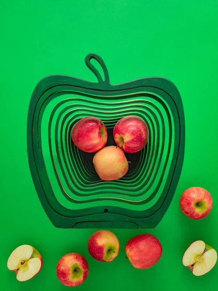 粉色女士红苹果在充满活力的绿色背景。健康概念 — 图库照片