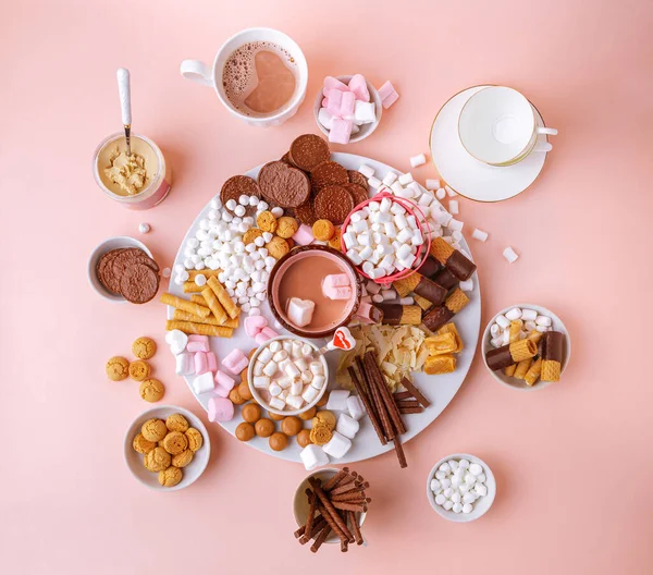 Forró csokoládé, mályvacukor, csokoládé és sütemény charcuterie board, felülnézet — Stock Fotó