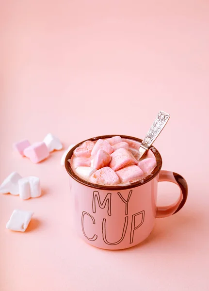 Horký Čokoládový Nápoj Marshmallows Růžovém Hrnku Pastelově Růžovém Pozadí Orientace — Stock fotografie