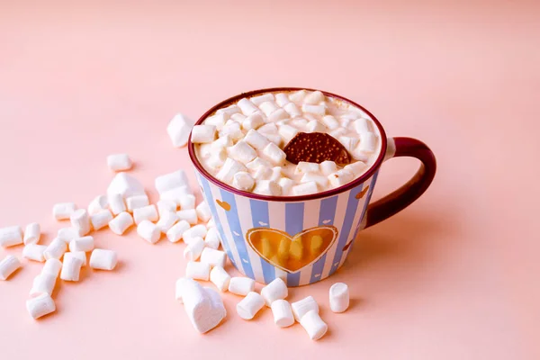 Horký Čokoládový Nápoj Marshmallows Čokoládovou Křupkou Modrém Pruhovaném Hrnku Pastelově — Stock fotografie