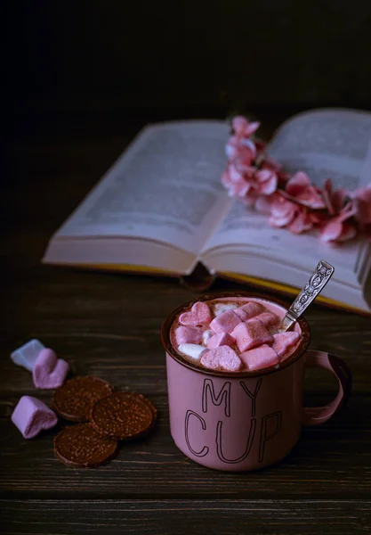 Горячий Шоколадный Напиток Зефиром Розовой Чашке Открытая Книга Деревянном Деревенском — стоковое фото