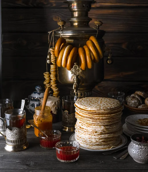 Shrovetide Maslenitsa Butter Week Стек Руських Млинців Варення Бубликів Самоварів — стокове фото