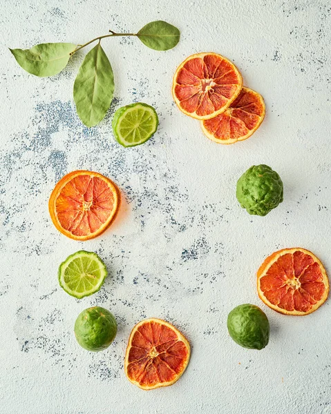 Kombination Blodapelsin Chips Och Färska Kaffir Lime Ljus Färgad Bakgrund — Stockfoto