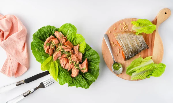 Grillad Vild Lax Och Sallad Skålen Linne Bestick Återstående Fisk — Stockfoto