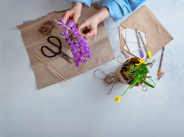 Mujer Ropa Casual Embalaje Primavera Macetas Flores Papel Marrón Como —  Fotos de Stock