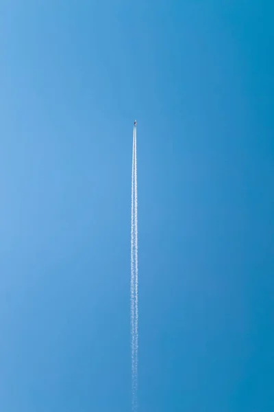 Clear Blue Sky Vertical Airplane Trail Nature Background Portrait Orientation — Stock Photo, Image