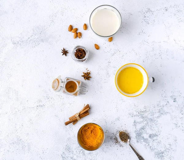 Gyllene Vegan Gurkmeja Latte Mugg Kryddor Mandelmjölk Och Andra Ingredienser — Stockfoto