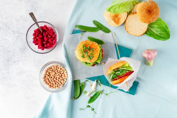 Yapımı Vejetaryen Burgerler Nohut Köftesi Yeşil Bezelye Açık Mavi Arka — Stok fotoğraf