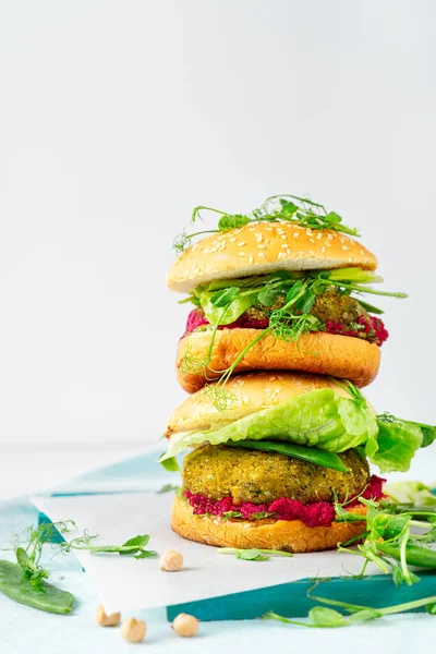 Dois Hambúrgueres Veganos Caseiros Empilhados Com Grão Bico Ervilhas Verdes — Fotografia de Stock