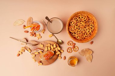 Bardakta kapuçino ile tatlı bir kahvaltı. Bej ve turuncu tek renk şeması. Üst görünüm, yatay yönelim