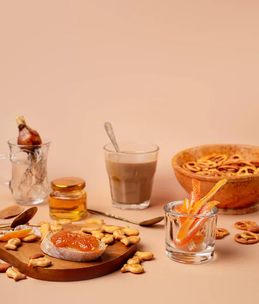 Söt Frukost Med Cappuccino Ett Glas Beige Och Orange Monokrom — Stockfoto