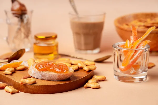 Słodkie Śniadanie Cappuccino Szklance Beżowy Pomarańczowy Monochromatyczny Schemat Kolorów Widok — Zdjęcie stockowe