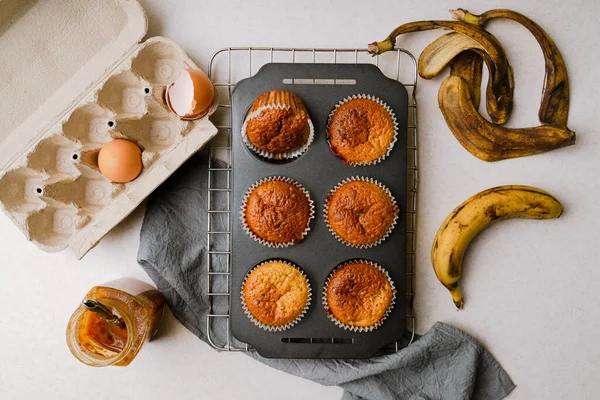 Zelfgemaakte Banaan Honing Muffins Mufin Lade Koeling Rek Eieren Banaan — Stockfoto