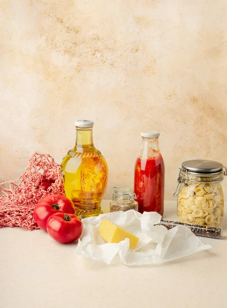 Potraviny Pro Výrobu Jednoduchých Italských Těstovin Kuchyňském Stole Skleněných Nádobách — Stock fotografie
