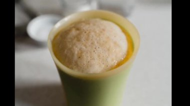 Bir kasede yükselen maya zamanı.