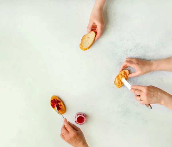 Manos Femeninas Que Ilustran Las Etapas Hacer Sándwich Mantequilla Maní —  Fotos de Stock