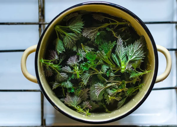 Saucepan Dengan Daun Jelatang Segar Atas Kompor Siap Untuk Dimasak — Stok Foto