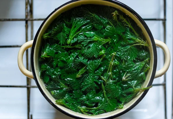 Jelatang Muda Meninggalkan Memasak Panci Atas Kompor Tampilan Atas Close — Stok Foto