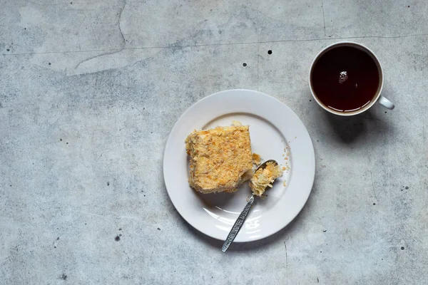 Hemlagad Mille Feuille Smördeg Grädde Grädde Paj Vit Tallrik Kopp — Stockfoto