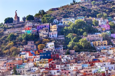 Birçok evleri El Pipila heykel Guanajuato Meksika renkli