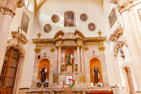 Монахини-статуи Иисуса Темпло Де Ла Компания Гуанахуато Мексика — стоковое фото
