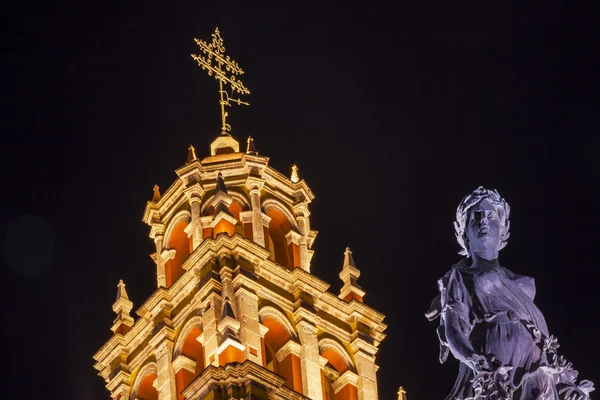 Socha míru Paz naši Lady bazilika noc Guanajuato Mexiko — Stock fotografie