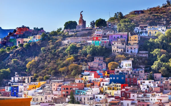 Mnoho barevné domy El Pipila socha Guanajuato Mexiko — Stock fotografie