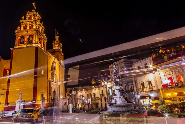 Paz Friedensstatue unsere Dame Basilika abstrakte Nacht guanajuato Mexiko — Stockfoto