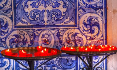 Kırmızı mavi çinileri Santa Maria Church Obidos Portekiz mumlar