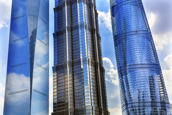 Drei Wolkenkratzer Spiegelungen liujiashui shanghai China — Stockfoto