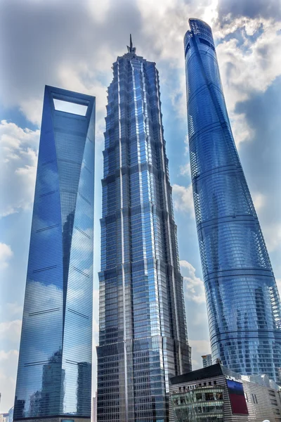 Drei Wolkenkratzer Spiegelungen liujiashui shanghai China — Stockfoto