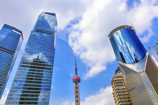 Drie wolkenkrabbers reflecties Oriental Pearl Tv Tower Liujiashui Shanghai China — Stockfoto