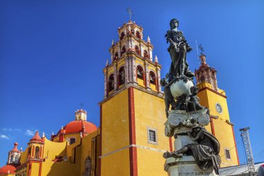 Paz barış heykeli bizim Bayan Bazilikası'na gece Guanajuato Meksika 
