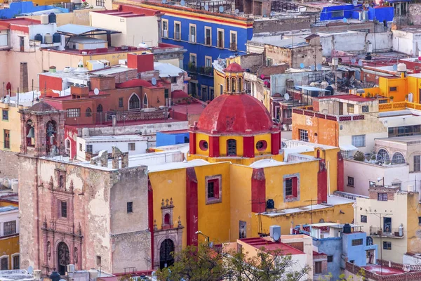 Fargede hus Iglesia de San Roque Guanajuato Mexico – stockfoto