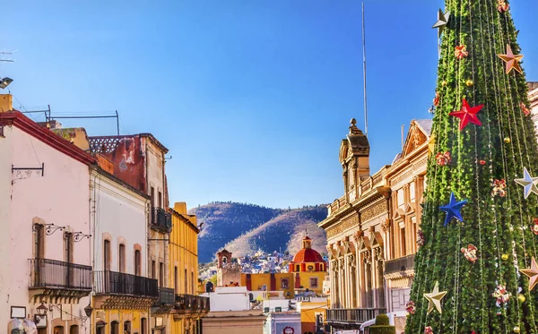 Rua colorida Decorações de Natal Árvore Guanajuato México — Fotografia de Stock