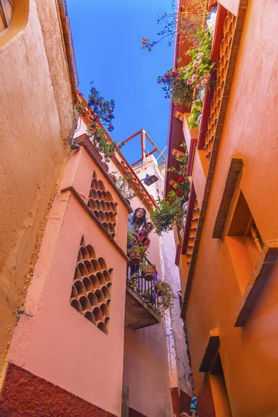 Kiss aleja kolorowe domy Guanajuato Meksyk — Zdjęcie stockowe