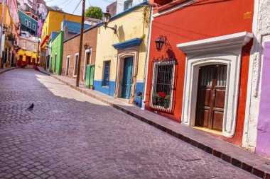 Kırmızı pembe renkli evlerin dar sokak Guanajuato Meksika
