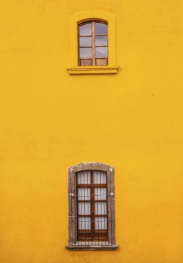 Parlak sarı duvar Windows San Miguel de Allende Meksika