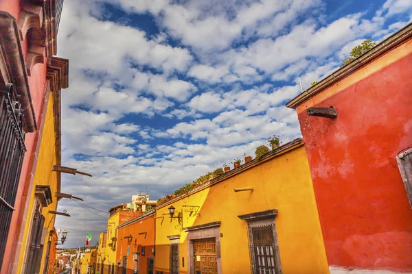 Žlutá oranžová město ulice San Miguel de Allende Mexiko — Stock fotografie