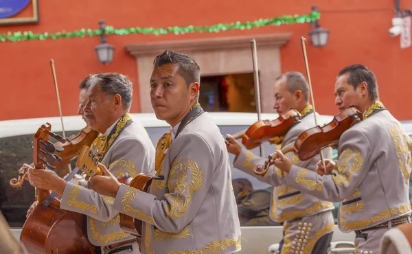 Скрипачи группы Mariachi Jardin San Miguel de Allende, Мексика — стоковое фото